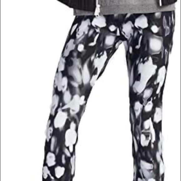 Nike Womens Sportswear thick Gym black/white Leggings sz Medium - Picture 11 of 11